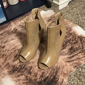 Shoe fly heels. Size 9. Never worn!